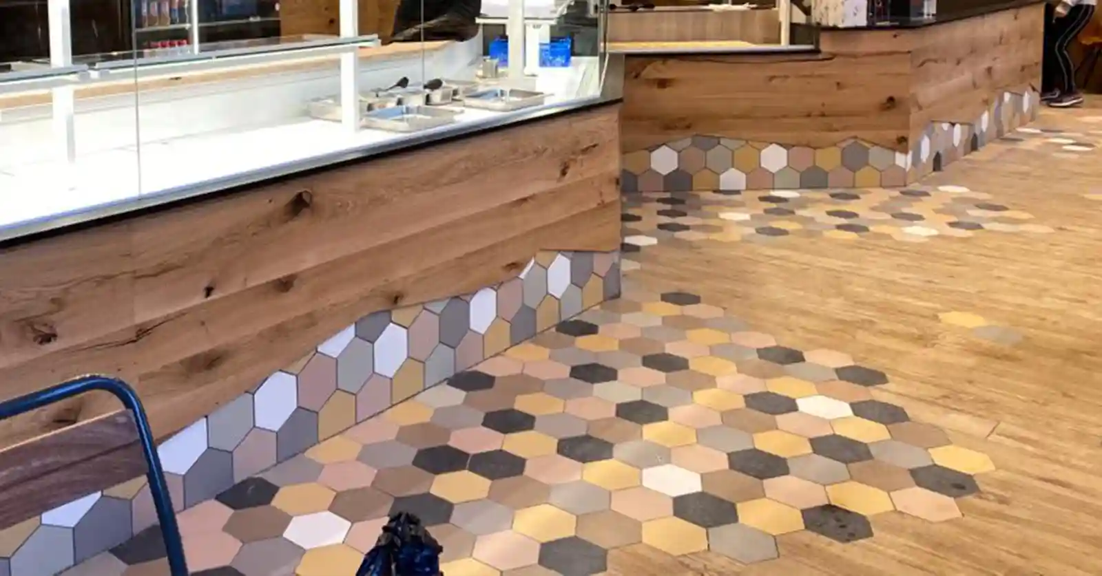 parquet et carrelage hexagonal dans la boulangerie